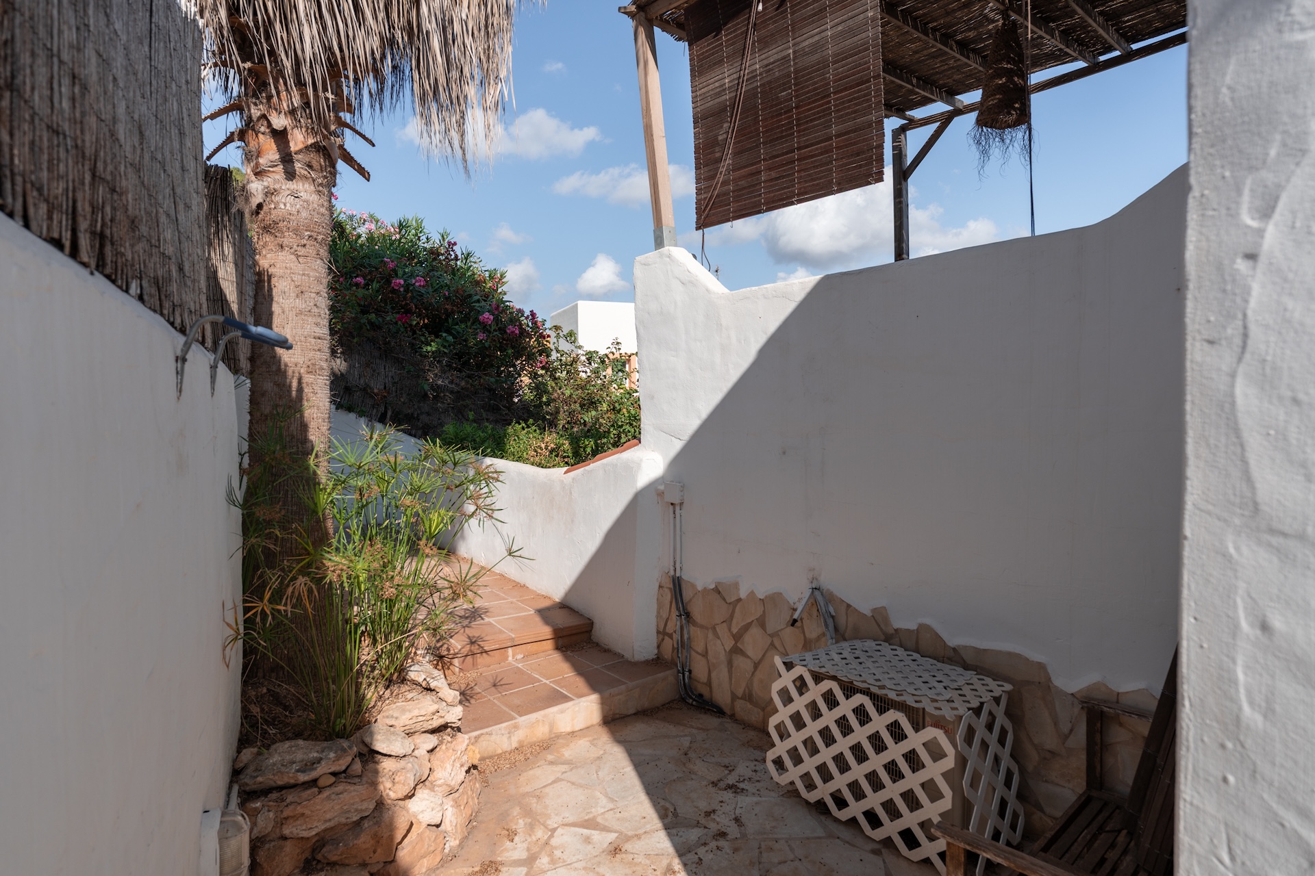 Resa Estates house huis te koop Siesta exterior side.jpg